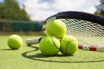 டென்னிஸ் பந்து எவ்வாறு தயார் ஆகின்றது தெரியுமா? பலரும் அவதானித்திடாத காட்சி