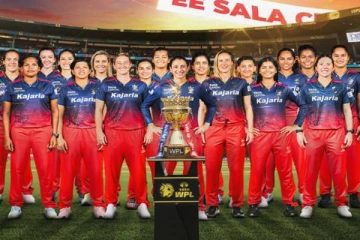 கிண்ணத்தை வென்ற RCB அணி.... ரசிகர்களின் கனவை நனவாக்கிய மகளிர் அணி!