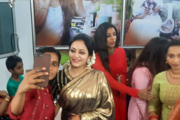 யாழ்ப்பாணத்திற்கு வந்த பிக்பாஸ் நடிகை; குஷியில் ரசிகர்கள்! | Big Boss Actress Who Came Jaffna Fans In Khushi