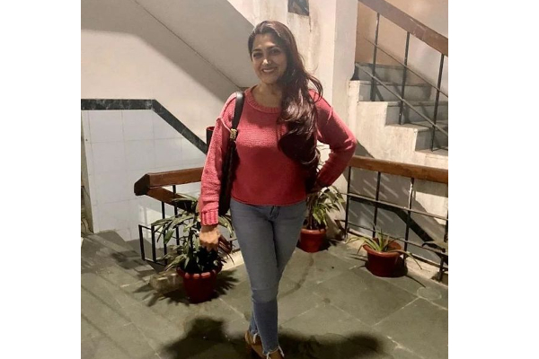 டீ-ஷர்ட், ஜீன்ஸ் பாண்டில் நடிகை குஷ்பூ.. இணையத்தில் வைரலாகும் புகைப்படம் | Kushboo Latest Pic Sets Viral On Net