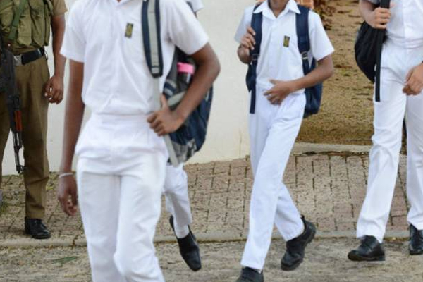 அம்பாறையில் இடம்பெறவிருந்த அதிர்ச்சி சம்பவம்: பொலிஸாரிடம் வசமாக சிக்கிய நபர் | Police Arrested A Person Tried To Kidnap Students