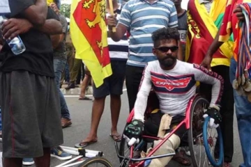 මහනුවර සිට රෝද පුටුවකින් අරගලයට ආ රණවිරුවා.. (VIDEO)