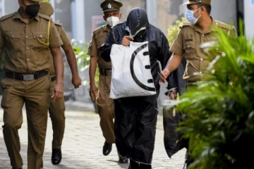 500 ரூபாக்கு ஆசைப்பட்டு மானம் இ்ழந்த ஆலையடிவேம்பு பதிவாளர்!