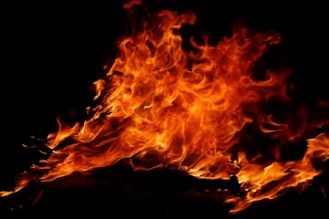 7 மீன்பிடி படகு தீக்கிரை