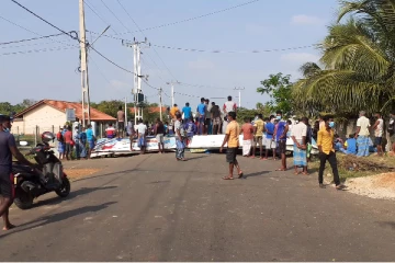இந்திய மீனவர்களின் அத்துமீறல்- யாழ்.குடாநாடு முழுவதும் கொந்தளிப்பு; முடங்கிய வீதிகள்!