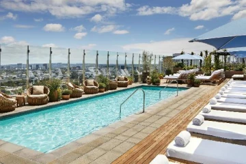 பிரபல சுற்றுலா விடுதியொன்றின் நீச்சல் தடாகத்திலிருந்து சடலமொன்று மீட்பு