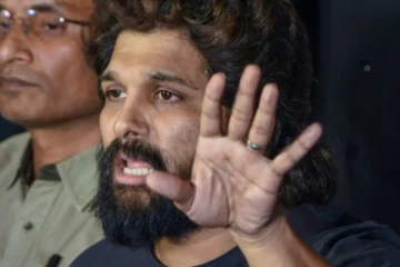 அல்லு அர்ஜுன் வீட்டில் பறந்த கல், கொந்தளித்த மாணவர் படை