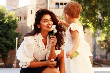 3 வயது தான், அதற்குள் அம்மாவின் போட்டோ ஷுட்டிற்கு உதவும் மகள்- நடிகை ஸ்ரேயா வெளியிட்ட கியூட் போட்டோ