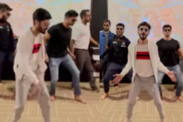 ‘அரபி குத்து’ பாட்டுக்கு நண்பர்களுடன் மாஸா நடனமாடிய அனிருத் - வைரல் வீடியோ