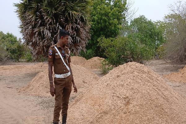 தமிழர் பகுதியில் சட்டவிரோத மணல் அகழ்வு | Illegal Sand Mining In Kilinochchi Police Action