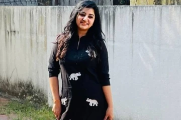 சீரியல் நடிகை மகாலட்சுமியின் மாடர்ன் உடை போட்டோஸ்