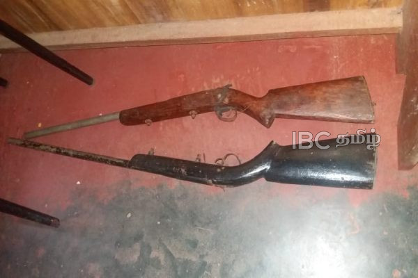 முல்லைத்தீவில் துப்பாக்கிகளுடன் ஒருவர் கைது! | A Man Was Arrested With Guns In Mullaithivi
