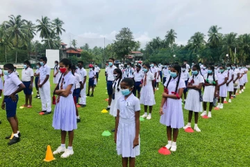 பசியால்  மயங்கிவிழும்  பாடசாலை மாணவர்கள்!