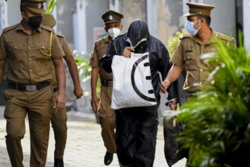 பாடசாலை மாணவிகளிடம் தகாத முறையில் நடந்து கொண்ட ஆசிரியர்