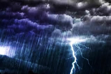 இரவு வேளையில் இடியுடன் கூடிய மழை