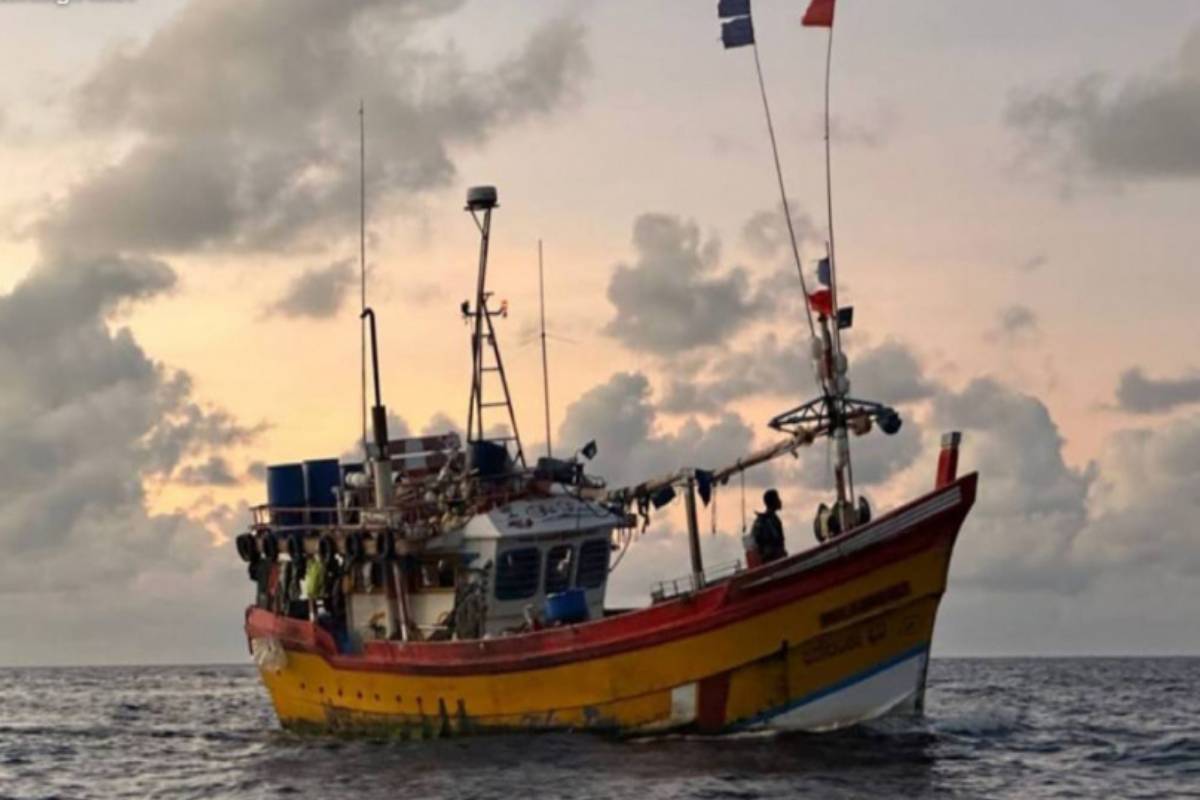 சீரற்ற காலநிலை! கடற்றொழிலாளர்களுக்கு விதிக்கப்பட்டுள்ள தடை உத்தரவு | Ban Imposed On Fishers Fishing Bad Weather சீரற்ற காலநிலை! கடற்றொழிலாளர்களுக்கு விதிக்கப்பட்டுள்ள தடை உத்தரவு | Ban Imposed On Fishers Fishing Bad Weather