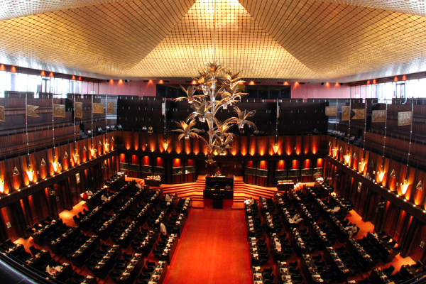 அவசர அவசரமாக துப்பாக்கிகள் கோரும் 20 எம்பிக்கள்.! | 20 Opposition Members Demand Guns