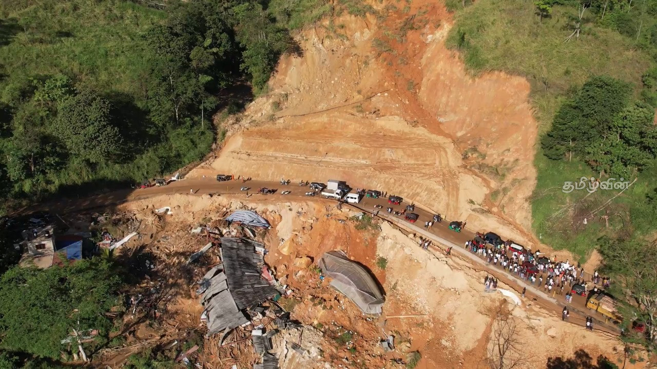 நாவலப்பிட்டி – கண்டி பிரதான வீதி 18 நாட்களுக்கு பின்னர் திறக்கப்பட்டது 6 Gallery