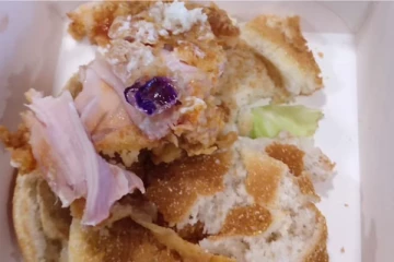 பர்கரில் கையுறை.. KFC கொடுத்த ஷாக்  - வைரலாகும் வீடியோ!