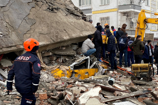 நிலநடுக்கத்தையடுத்து 20 ஐஎஸ் கைதிகள் தப்பியோட்டம்! | 20 Is Prisoners Escaped After The Earthquake