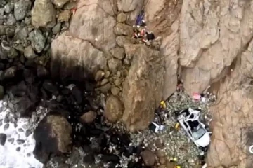 இரு சிறார்களுடன் மலை உச்சியில் இருந்து காருடன் பாய்ந்த இந்தியர்: வெளிநாட்டில் சம்பவம்