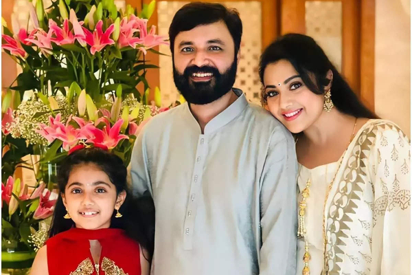 கணவர் மரணத்திற்கு பின் மீண்டும் பழையபடி மாறிய நடிகை மீனா.. ஸ்டைலிஷான உடையில் வெளியிட்ட வீடியோ | After Husband Death Meena Post A Stylish Video