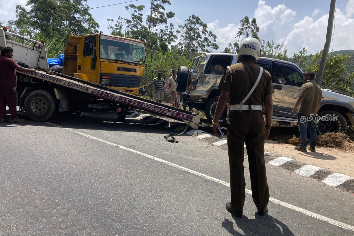 நுவரெலியா - பதுளை பிரதான வீதியில் மூன்று வாகனங்களை மோதிய கனரக வாகனம் | Nuwara Eliya Heavy Vehicle Collided Three Vehicles