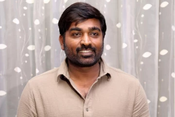 அண்ணா ஒரு போட்டோ! ரசிகர்கள் கூட்டத்தில் சிக்கி தவிக்கும் நடிகர் விஜய் சேதுபதி.. வைரலாகும் வீடியோ