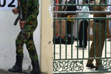 வேட்பாளர் ஒருவரின் சுவரொட்டிகளை ஒட்டிய 5 பேருக்கு நேர்ந்த கதி!