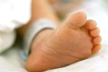 கள்ளக்காதலனுடன் உல்லாசம் - இடையூறாக அழுத குழந்தையை அடித்து கொன்ற கொடூரம்!