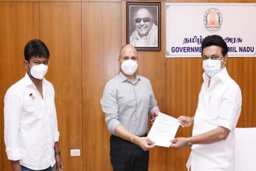 சேகர் ரெட்டி உடன் உதயநிதி ஸ்டாலின் - வைரலாகும் புகைப்படம்.!