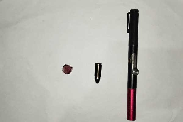 பேனா வடிவிலான துப்பாக்கியுடன் இருவர் கைது | A Person Was Caught With A Firearm Like A Pen