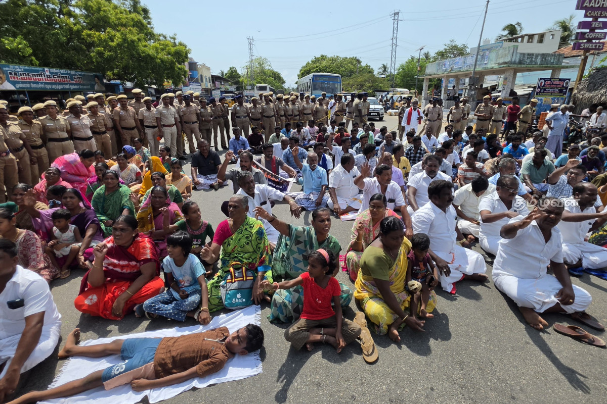 இலங்கை சிறையில் உள்ள கடற்றொழிலாளர்களை விடுவிக்க கோரி பாம்பன் பாலம் முன் போராட்டம் | Road Blockade In Front Of Pamban Bridge இலங்கை சிறையில் உள்ள கடற்றொழிலாளர்களை விடுவிக்க கோரி பாம்பன் பாலம் முன் போராட்டம் | Road Blockade In Front Of Pamban Bridge