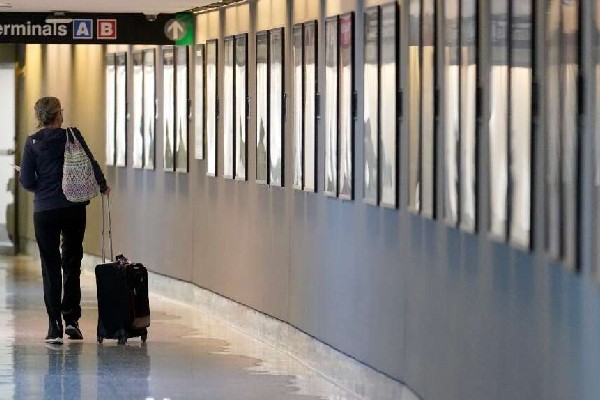 கனடிய விமான பயணிகள் எதிர்நோக்கி வரும் சவால் | Third Of Canadians Have Lost Their Luggage