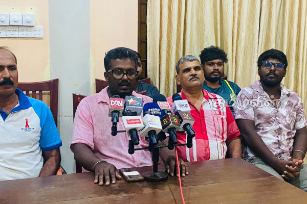 மட்டக்களப்பில் அரச அதிகாரிகளுக்கு எதிரான நடவடிக்கை.. விளக்கமளித்த பொது அமைப்புக்கள் | Action Against Government Officials In Batticaloa