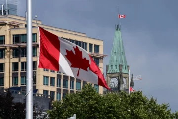 கனேடிய பொருட்களை வாங்க விரும்பும் கனேடியர்கள்: தடையாக நிற்கும் விடயம்