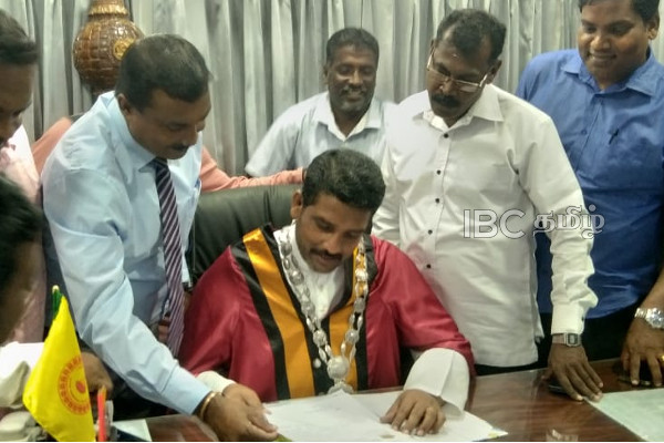 மீண்டும் முதல்வராக கடமைகளைப் பொறுப்பேற்ற ஆர்னோல்ட்! | Jaffna Municipal Council Mayor Gazette Release Sl