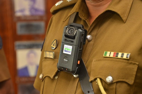 மதுபான விற்பனையாளர்களினால் தாக்கப்பட்ட பொலிஸ் உத்தியோகத்தர் | Police Officer Assaulted By Liquor Sellers