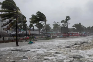 வங்க கடலில் உருவான புயல் : 16பேர் பலி - 8 இலட்சம் மக்கள் பாதிப்பு