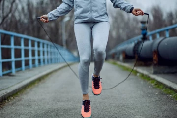 டீனேஜ் மகளை தினமும் 3000 முறை ஸ்கிப்பிங் குதிக்க வைத்து சித்ரவதை செய்த கொடூர தாய்! இறுதியில் நேர்ந்த நிலை