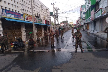 யாழில் இராணுவத்தினரால் கிருமித் தொற்று நீக்கி விசிறல்