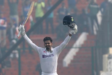 அறிமுக டெஸ்ட் போட்டியில் வரலாற்று சாதனை படைத்த ஸ்ரோயஸ் ஐயர்!