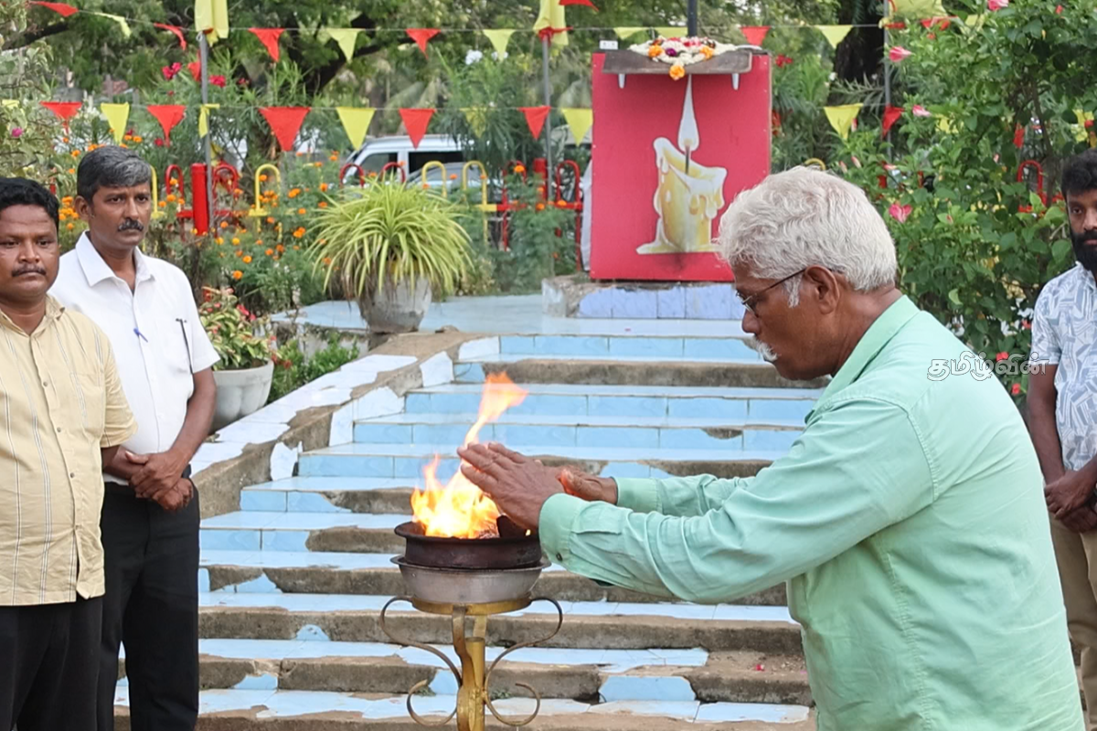 தியாக தீபம் திலீபனின் நினைவாலயத்துக்கு முன்பாகத் தொடரும் அமைதி வழிப் போராட்டம் | Protest In Front Memorial Thiyaga Deepam Thileepan தியாக தீபம் திலீபனின் நினைவாலயத்துக்கு முன்பாகத் தொடரும் அமைதி வழிப் போராட்டம் | Protest In Front Memorial Thiyaga Deepam Thileepan
