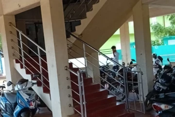 பார்க்கிங்காக மாறிய பளை மத்திய பேருந்து நிலையம்; வெய்யிலில் வாடும் பயணிகள்!