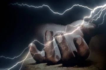 மின்னல் தாக்கியதில் சிறுமிக்கு ஏற்பட்ட பரிதாப நிலை