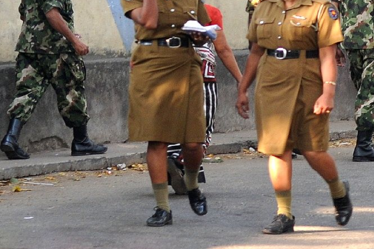 பொலிஸ் நிலையத்தில் பெண் பொலிஸார் குடுமிப்பிடி சண்டை! | Female Police Officers Fight At Police Station