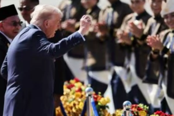 மலேசியாவில் நடனமாடி அசத்திய ட்ரம்ப் ; வைரலாகும் வீடியோ | Trump Wows Crowd Dancing In Malaysia மலேசியாவில் நடனமாடி அசத்திய ட்ரம்ப் ; வைரலாகும் வீடியோ | Trump Wows Crowd Dancing In Malaysia
