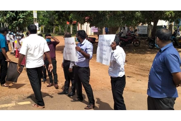 பாடசாலை மாணவி விபத்தில் உயிரிழந்த விவகாரம்! போராட்டத்தில் சிவில் சமூக அமைப்புக்கள் (படங்கள்) | Kiliochchi Today Accident பாடசாலை மாணவி விபத்தில் உயிரிழந்த விவகாரம்! போராட்டத்தில் சிவில் சமூக அமைப்புக்கள் (படங்கள்) | Kiliochchi Today Accident