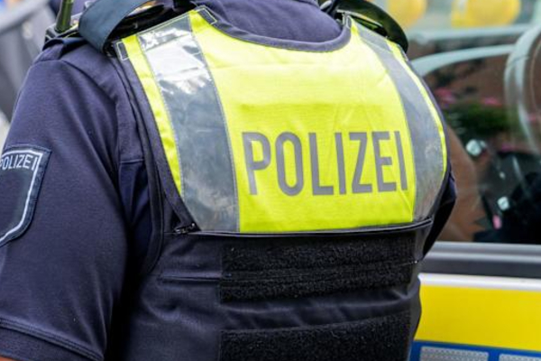 பிரித்தானியாவில் ஆசிய நாட்டவர் 11 பேர் அதிரடியாக கைது | Illegal Workers Arrested In Christmas Market Uk பிரித்தானியாவில் ஆசிய நாட்டவர் 11 பேர் அதிரடியாக கைது | Illegal Workers Arrested In Christmas Market Uk