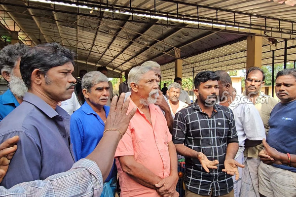 வரியை குறைக்குமாறு கோரி சத்தியக்காடு சந்தை வியாபாரிகள் பணிப்புறக்கணிப்பு (Photos) | Sathyakadu Market Trad Strike Demand Tax Reduction